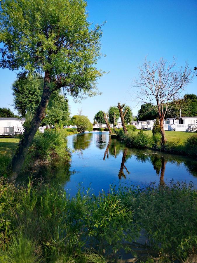 Lake Escape - Hoburne Cotswolds サウス・サーニー エクステリア 写真