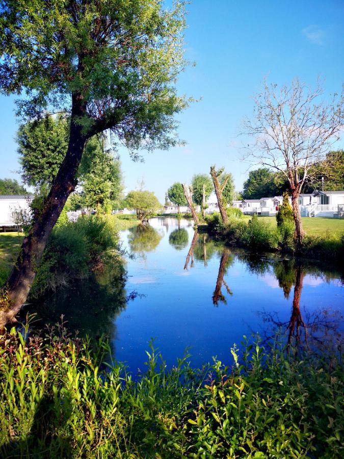 Lake Escape - Hoburne Cotswolds サウス・サーニー エクステリア 写真
